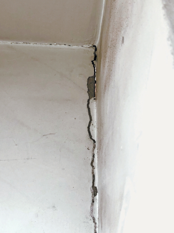 老年当作站房顶坍塌一周后住户仍黯然销魂  快给渗漏的老楼作念个安全果决